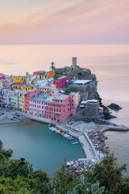 Maisons colorées et tour médiévale de Vernazza, Cinque Terre, au crépuscule