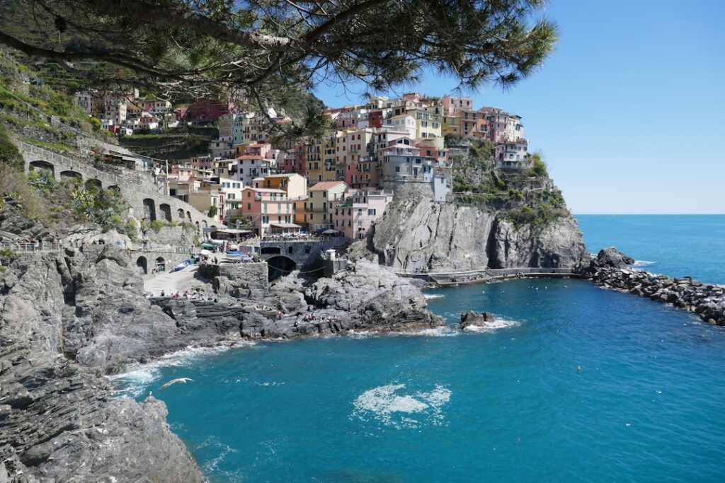 Manarola cliffs in Cinque Terre with pastel houses above turquoise bay