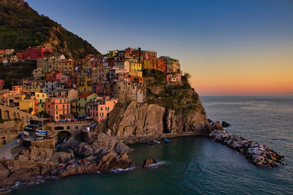 Maisons colorées accrochées à la falaise au coucher du soleil, Cinque Terre