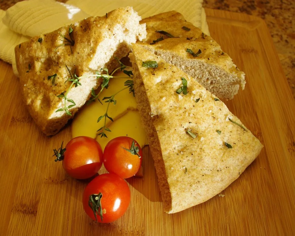 Tranches de focaccia et tomates cerises sur planche en bois, Cinque Terre