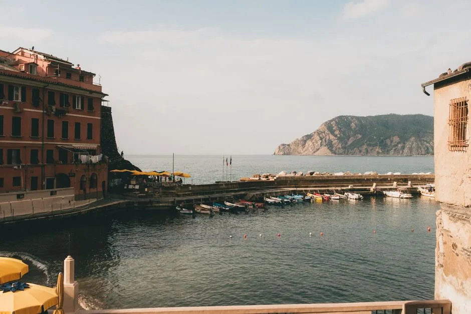 Petit port avec barques et parasols jaunes, vue sur la mer à Cinque Terre