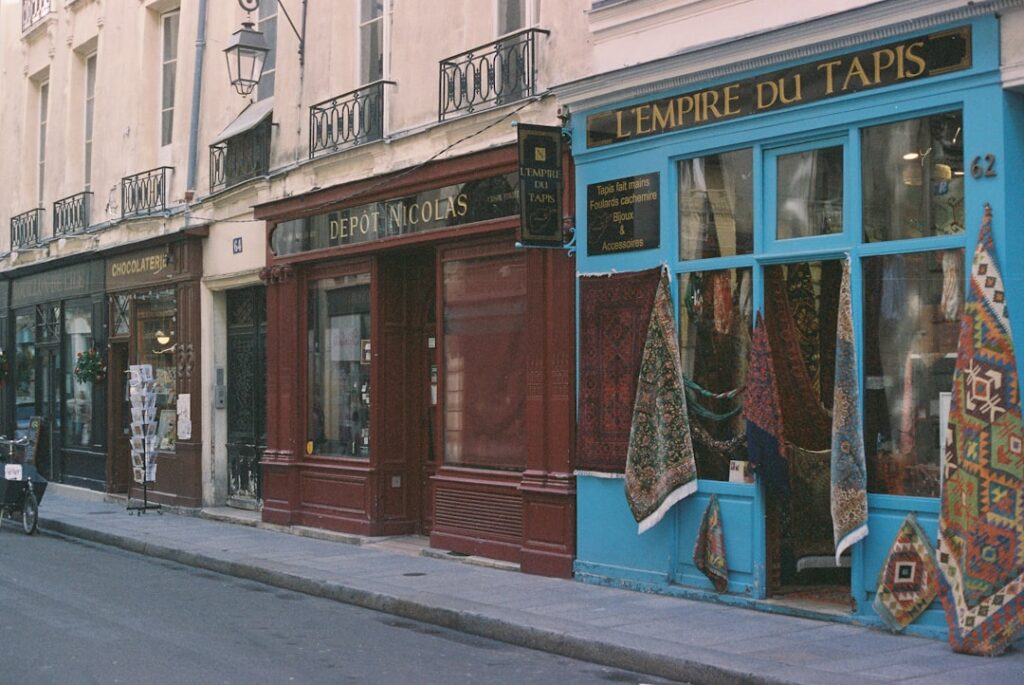 Uliczka w Le Marais z butikami