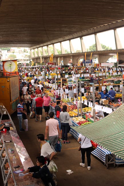 Gedrängte Marktstände im Marché d'Aligre