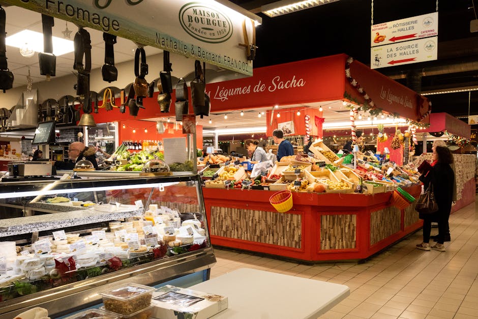 Innenansicht des Marché des Enfants Rouges mit Essensständen