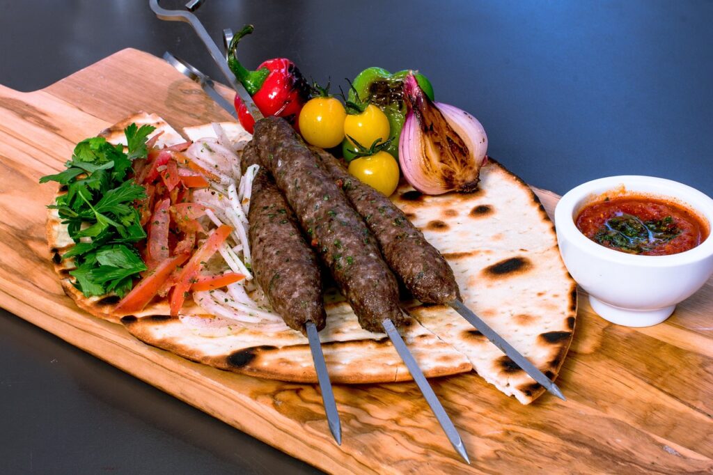 Talerz mezze z Bliskiego Wschodu w popularnej paryskiej kantynie
