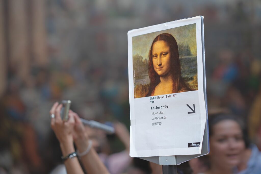Tłum oglądający Mona Lisę podczas zwiedzania z przewodnikiem