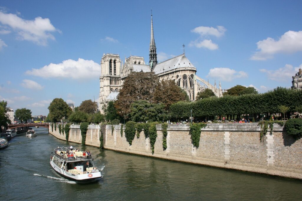 Katedra Notre-Dame widziana z Sekwany