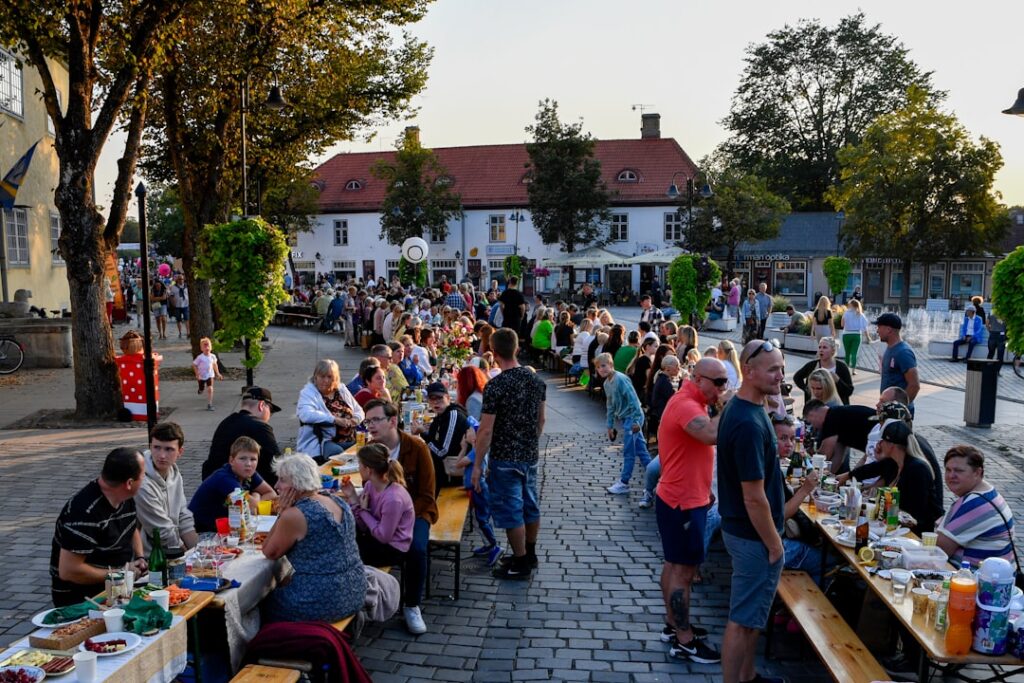 Wspólne jedzenie na zewnątrz w przestrzeni społecznej