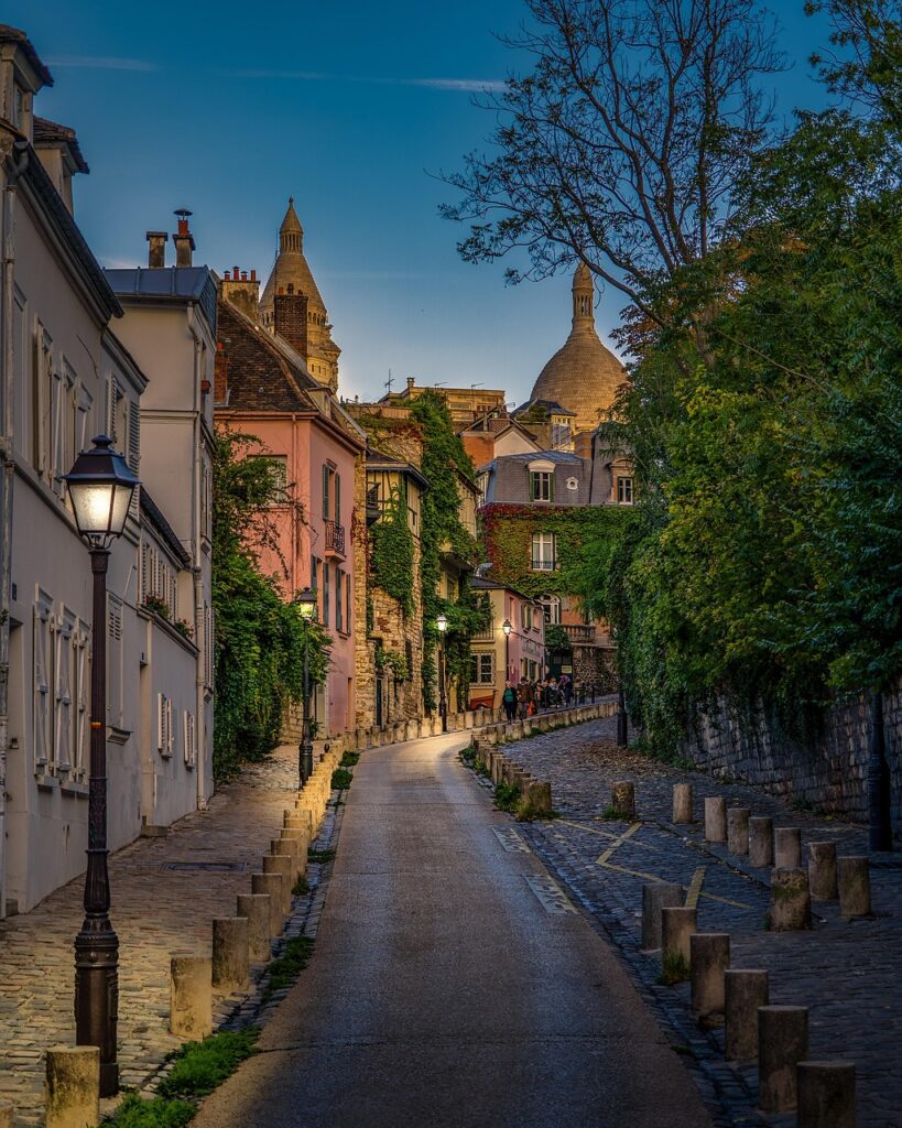 Paryska piekarnia i rogaliki na ulicy Montmartre rano
