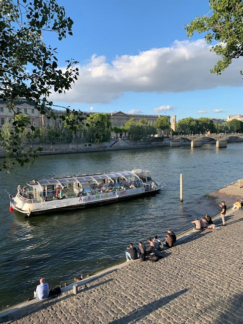Rejs po Sekwanie, bateaux-mouches na wodzie