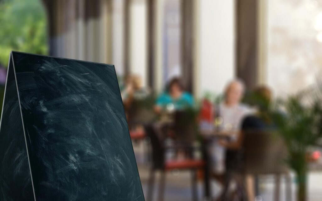 Małe osiedlowe bistro z tablicą menu dnia