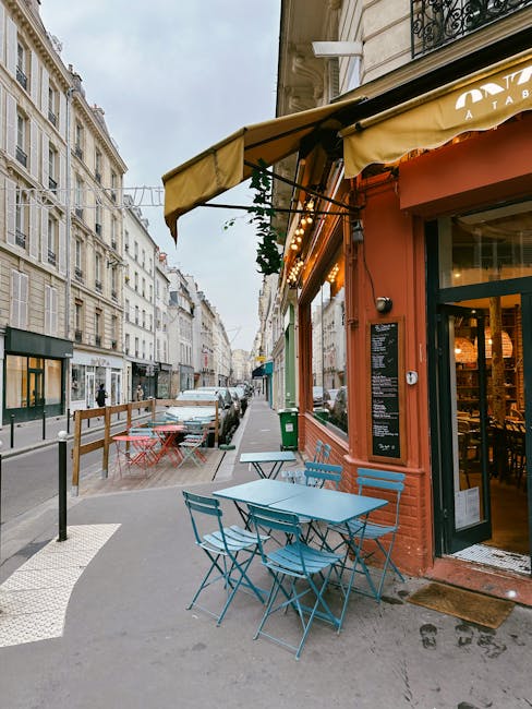 Mała paryska uliczka z lokalnym bistro