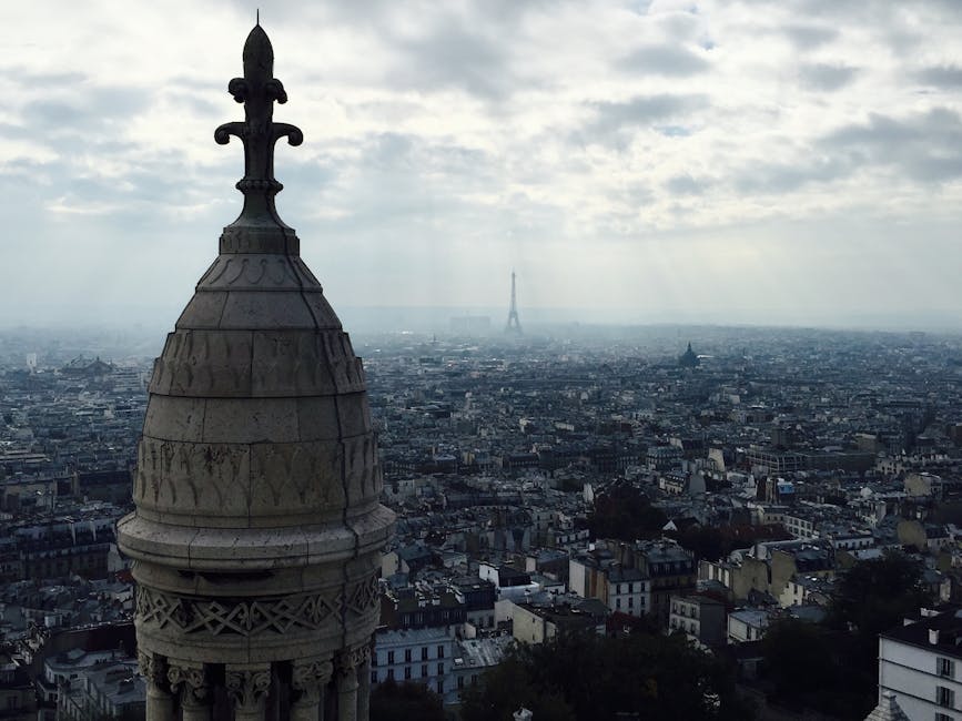 Widok z Sacré‑Cœur w kierunku panoramy z Wieżą Eiffla
