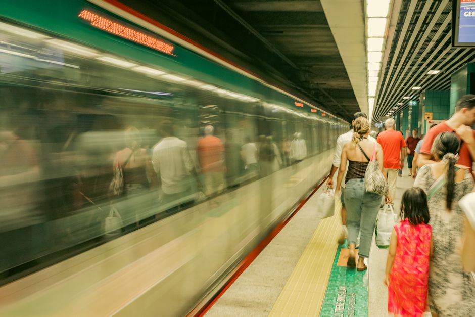 Voller Metrosteig am Morgen in Paris