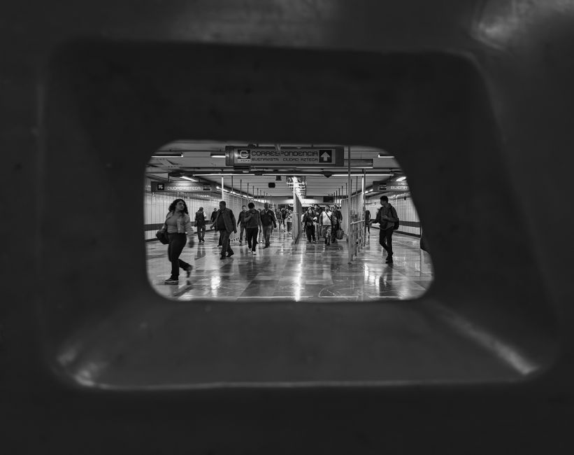 Voller Bahnsteig in Châtelet–Les Halles während der Stoßzeit