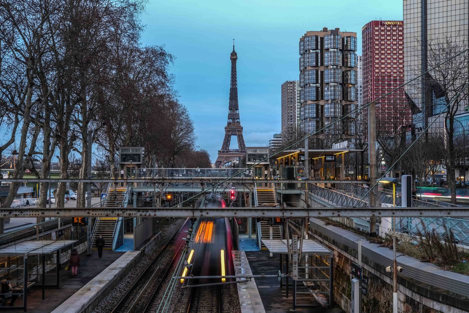 Blick auf den Eiffelturm bei Sonnenuntergang von einer Metrostation