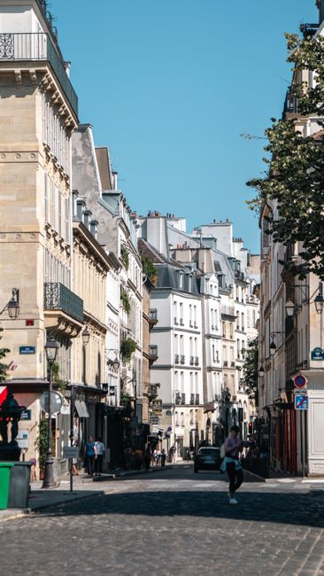 Abendstimmung in Le Marais mit Fußgängern und Cafés