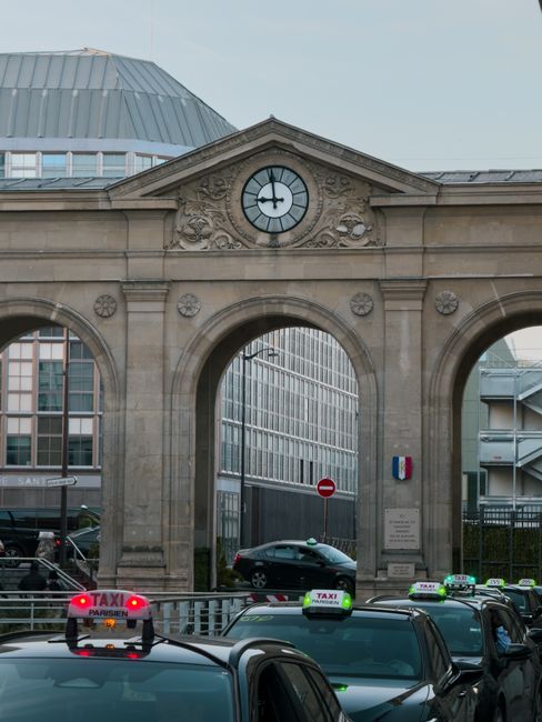 Taxireihe in Paris an einem Taxistand
