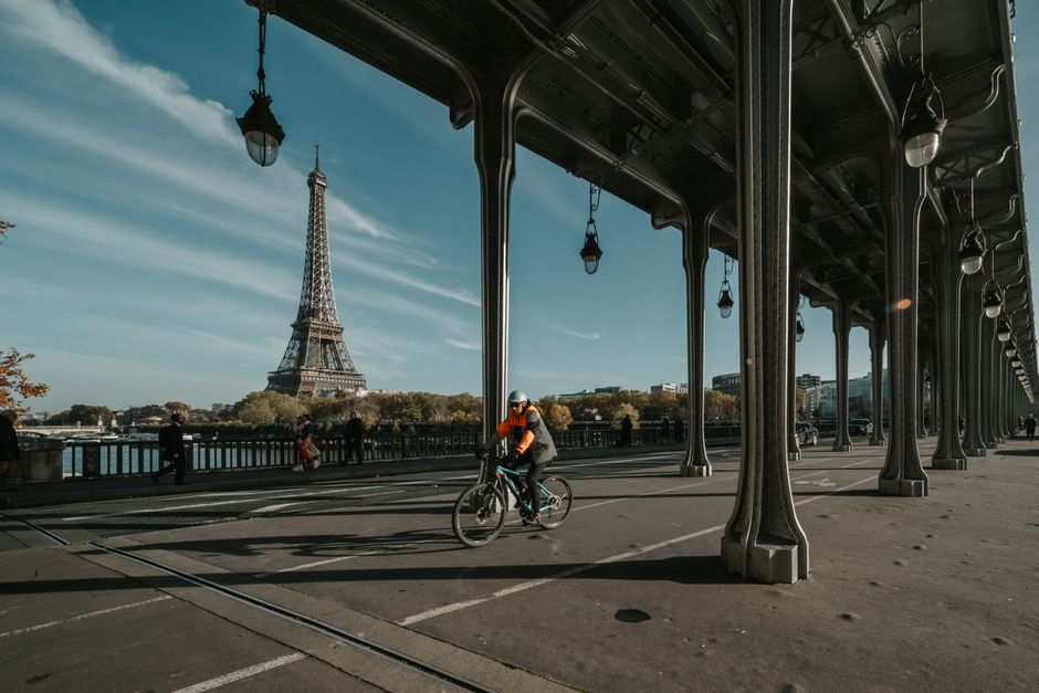 Ufer der Seine mit Radfahrern und Fußgängern nahe dem Eiffelturm