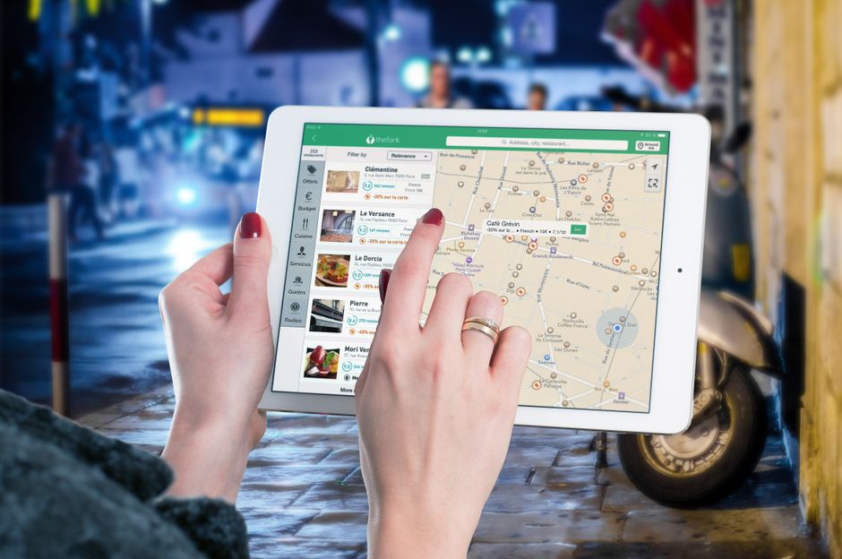 Smartphone zeigt RATP-App mit Routenangabe in einer Station