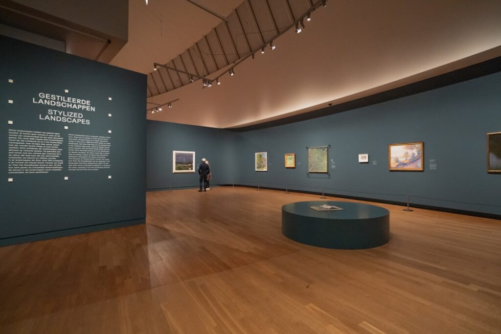 Amsterdam Museum-interieur met tentoonstelling