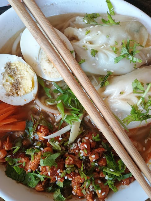 ciotola di ramen con dumplings in un piccolo ristorante