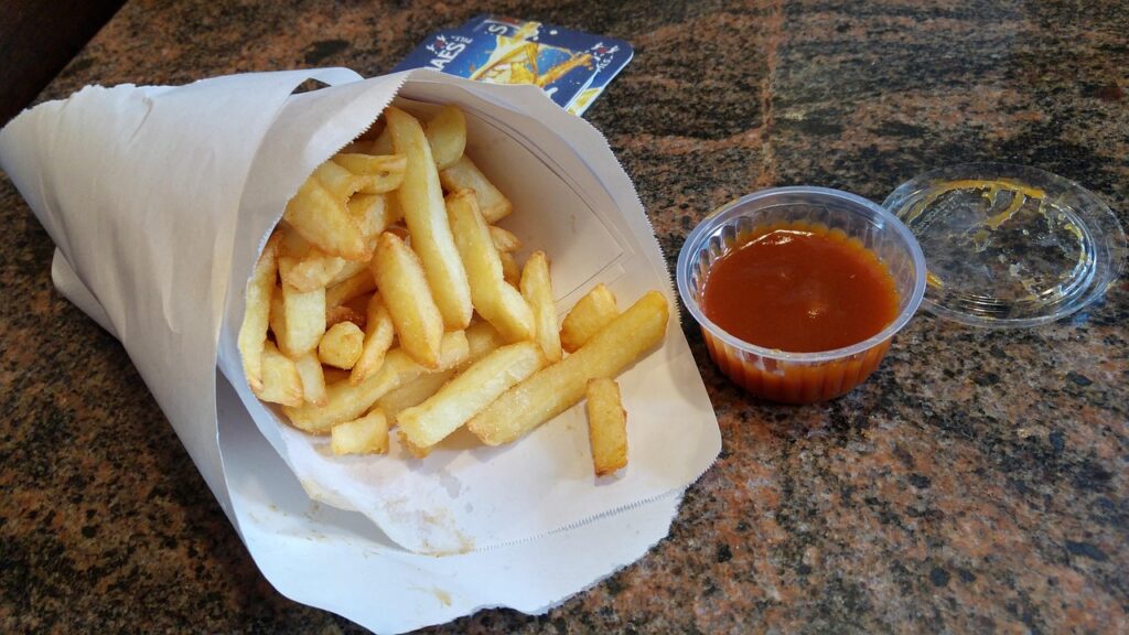 conetto di patatine fritte belghe servite con salsa