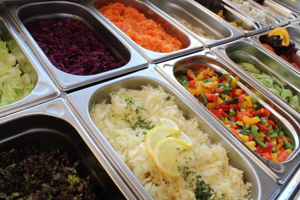pita con falafel e banco condimenti self-service da Maoz