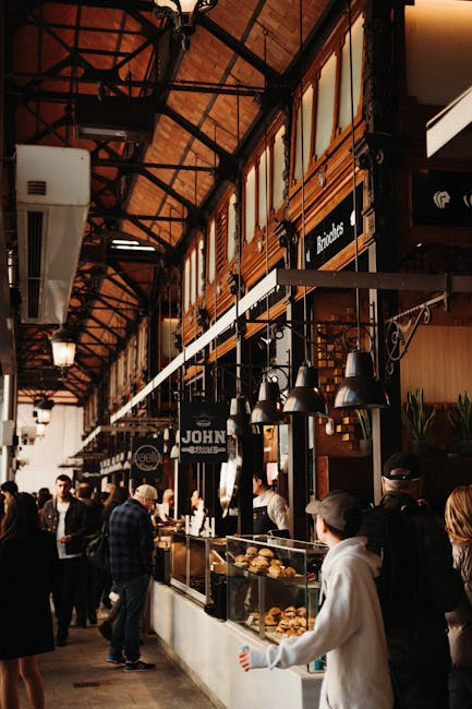 interno delle Foodhallen con vari banchi di street food