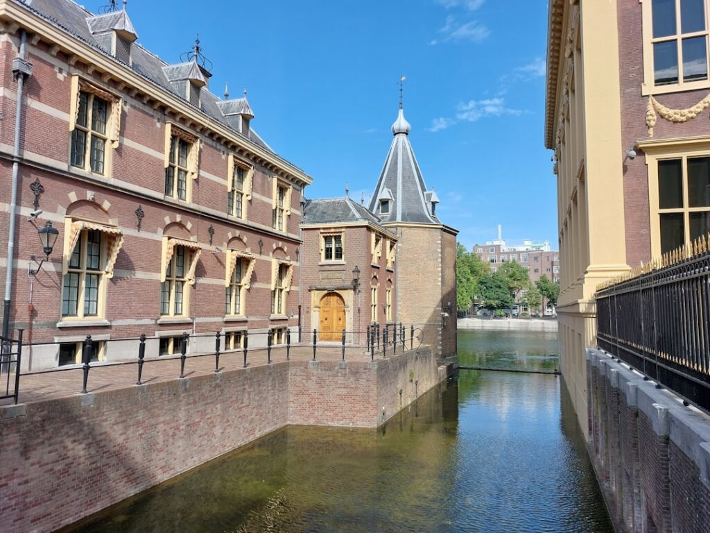 Rijksmuseum-gebouw aan de gracht en ingang