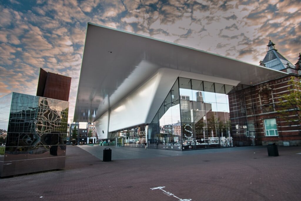 Stedelijk Museum-ingang bij het Museumplein