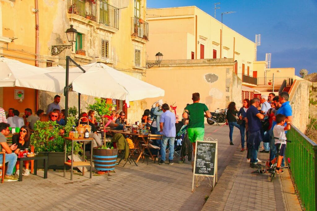 turisti che mangiano cibo di strada