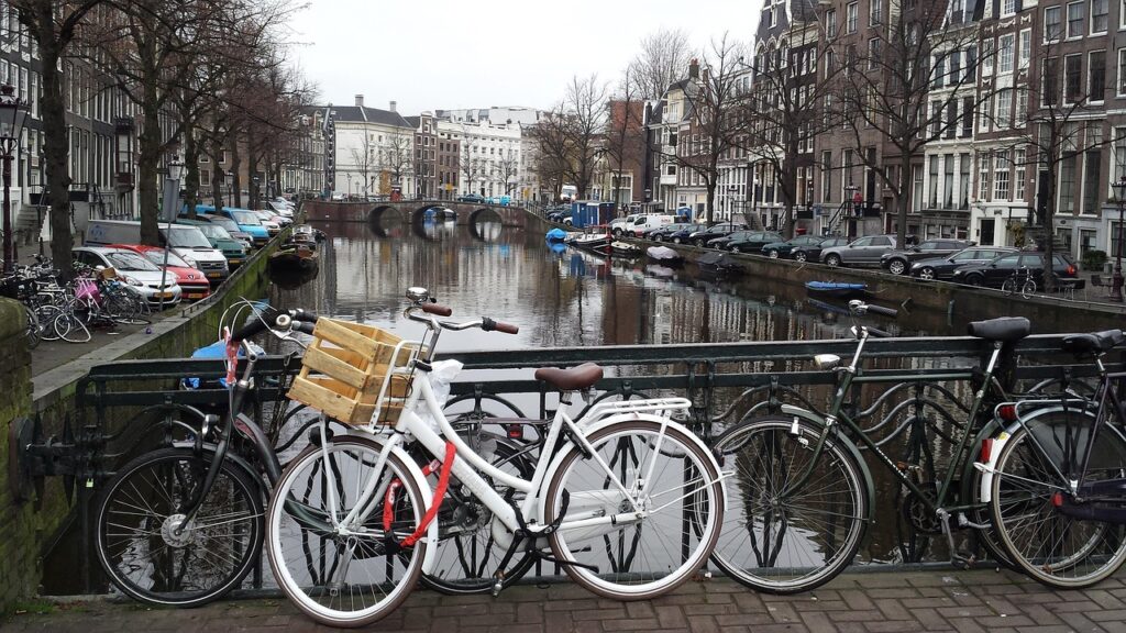 Fietsen geparkeerd langs de gracht bij het museum