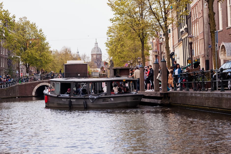 Rondvaartboot op een smalle gracht in Amsterdam