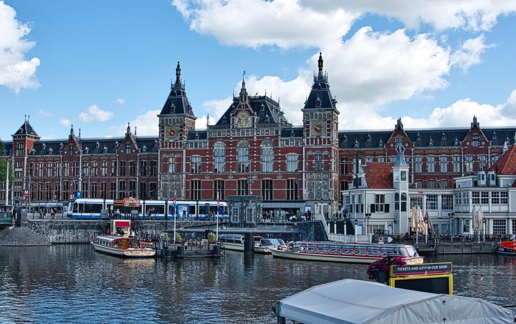 Gezicht op de gevel van Amsterdam Centraal 's avonds