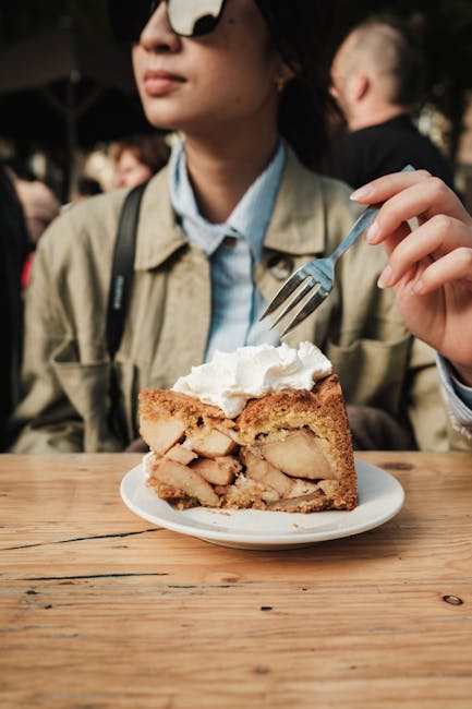 Binnenzijde van Café Winkel 43 met appeltaart