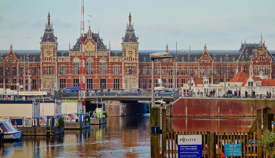 Instappen voor een rondvaart vlakbij Centraal Station