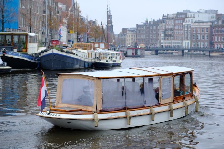 Rodzina podczas rejsu po kanałach w Amsterdamie