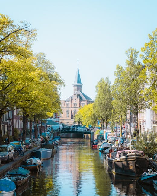 Grachtenhuizen in de Jordaan bij ochtendlicht
