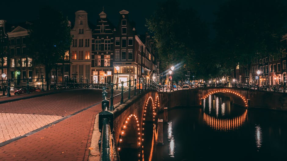 Avondlicht en reflecties op een grachtbrug in de Jordaan