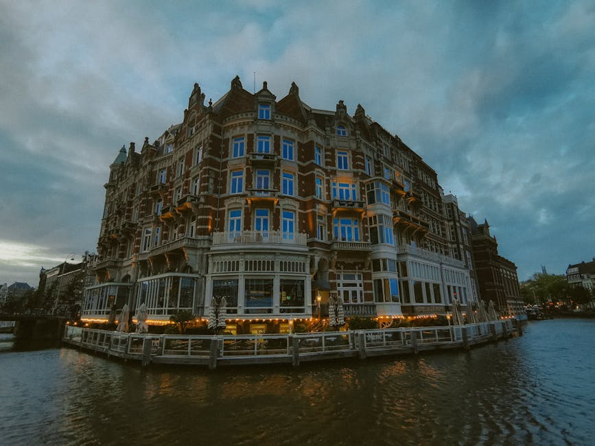 Rodzinny pokój hotelowy z widokiem na kanał w Amsterdamie