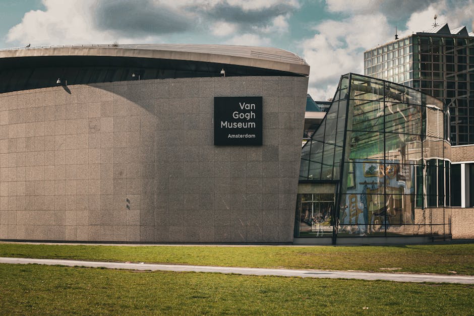 Groen plein bij Museumplein met mensen die zitten
