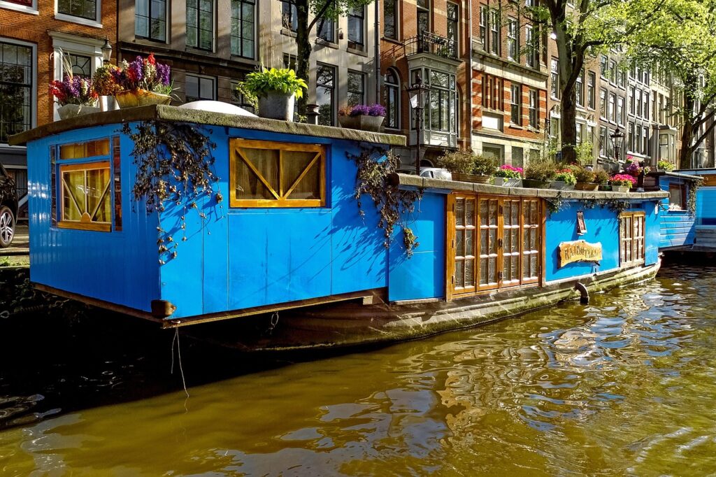 Gezicht op de Prinsengracht en woonboten in de Jordaan