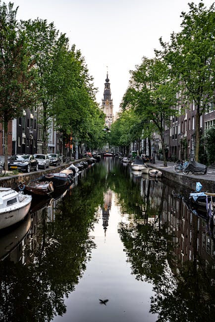 Rustige binnenplaats langs een gracht in de Jordaan