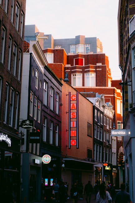 Straatbeeld in de Wallen 's avonds nabij Centraal