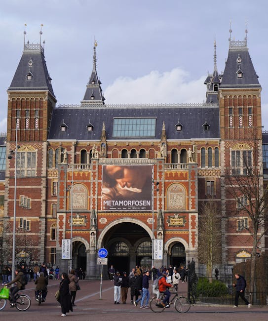 Entree van het Rijksmuseum met bord met ticketprijzen