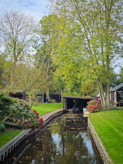 Klein privé-grachtje met terras