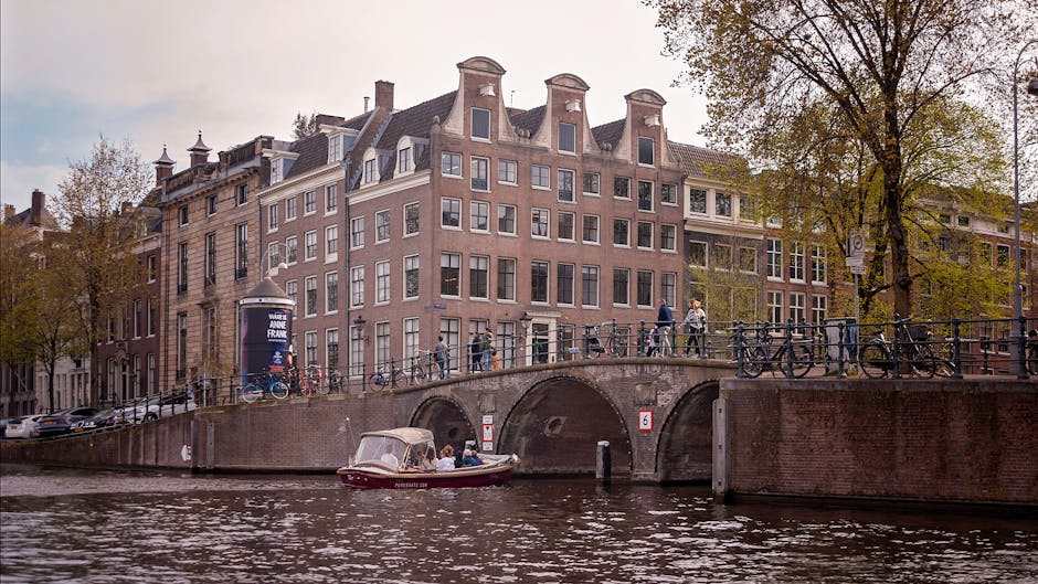 Façade van het Anne Frank Huis aan de gracht in de ochtend