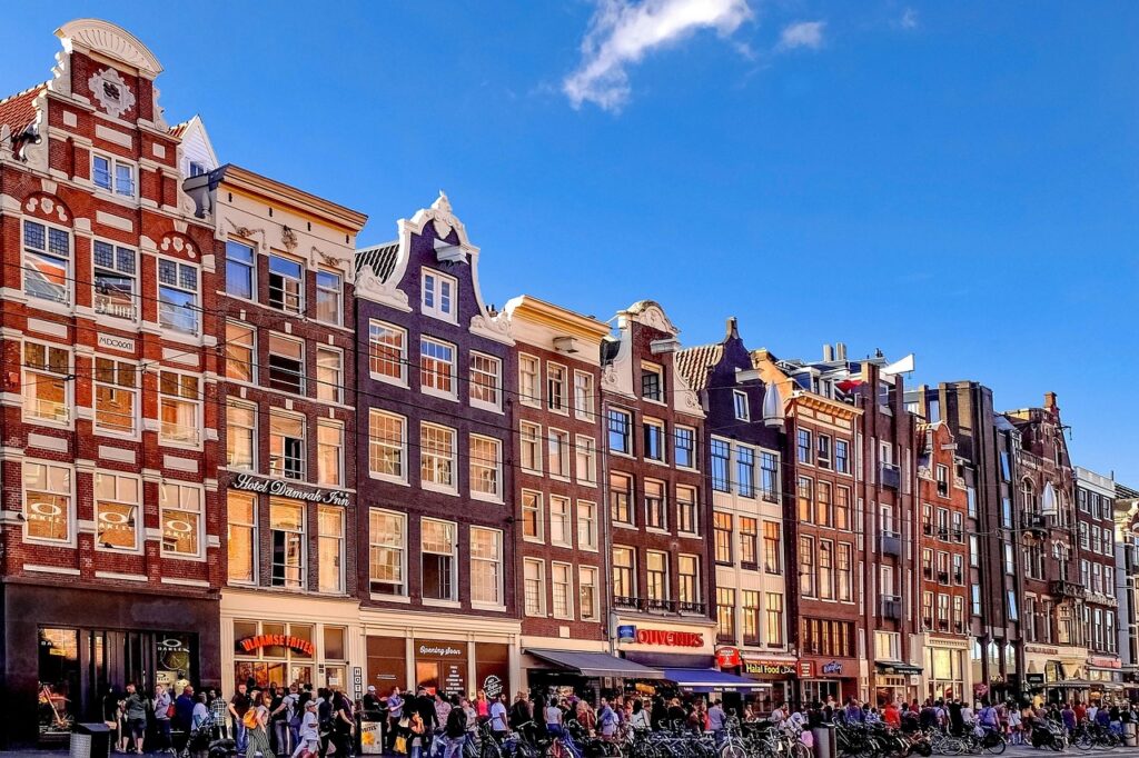 Drukke straat in De Pijp met cafés
