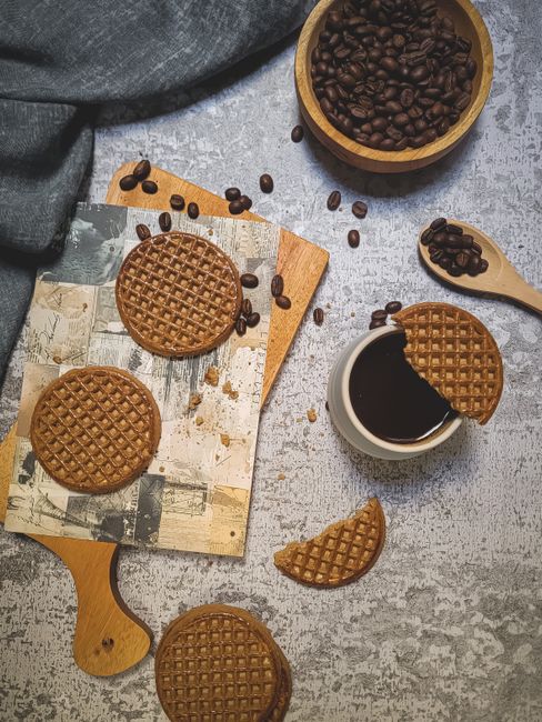 Gorący stroopwafel na filiżance kawy, unosząca się para